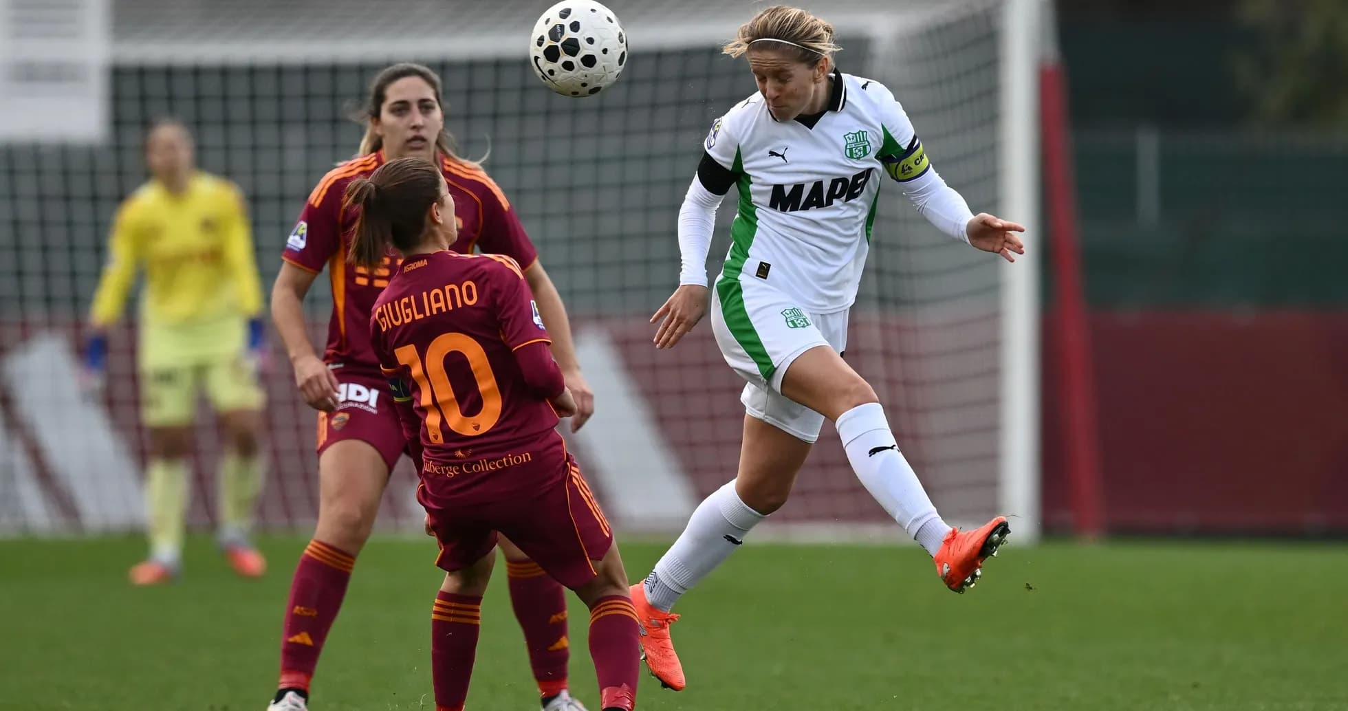 Jugadoras de Sassuolo y Roma en acción