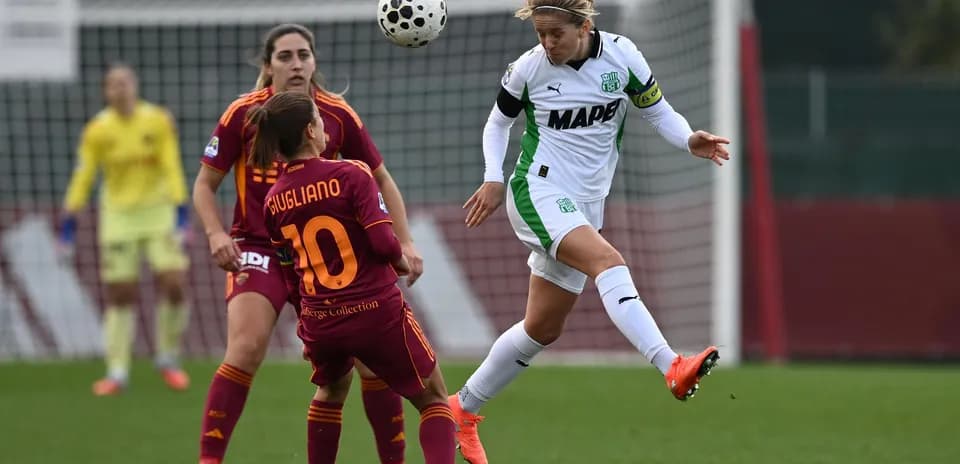 Jugadoras de Sassuolo y Roma en acción