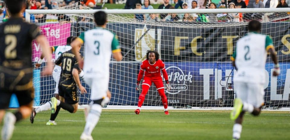 Portero en un tiro penal durante el partido