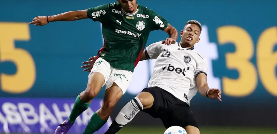 Jugador de Palmeiras derribando a jugador de Botafogo