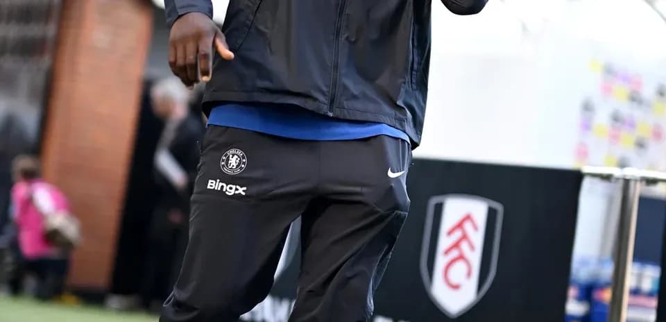Jugador de Chelsea caminando hacia el estadio