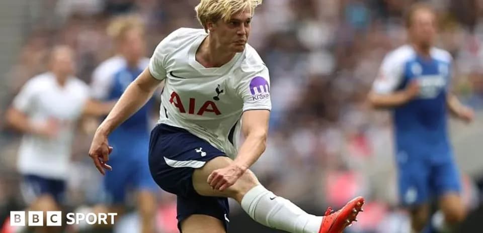 Jugador de Tottenham disparando durante un partido