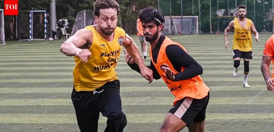 Dos jugadores corriendo en un entrenamiento de fútbol