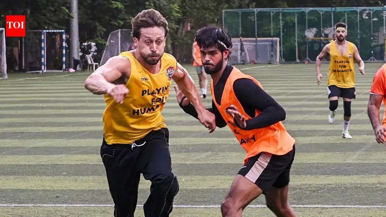 Dos jugadores corriendo en un entrenamiento de fútbol