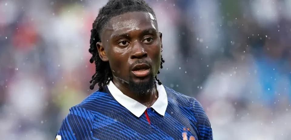 Jugador con camiseta de Francia en partido bajo la lluvia