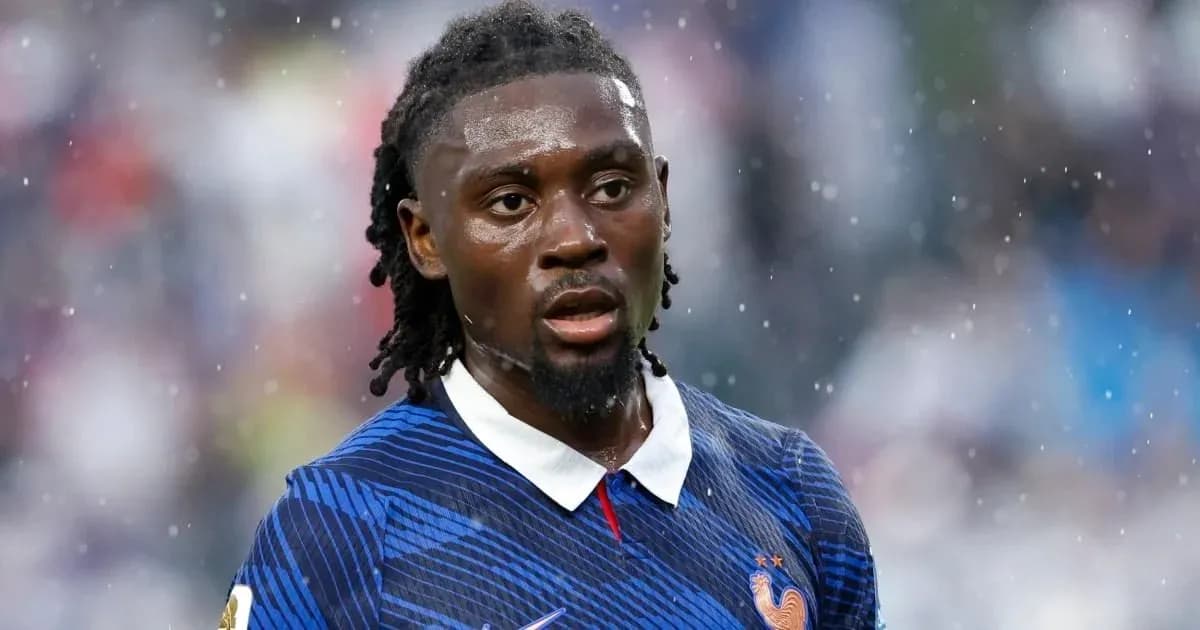 Jugador con camiseta de Francia en partido bajo la lluvia