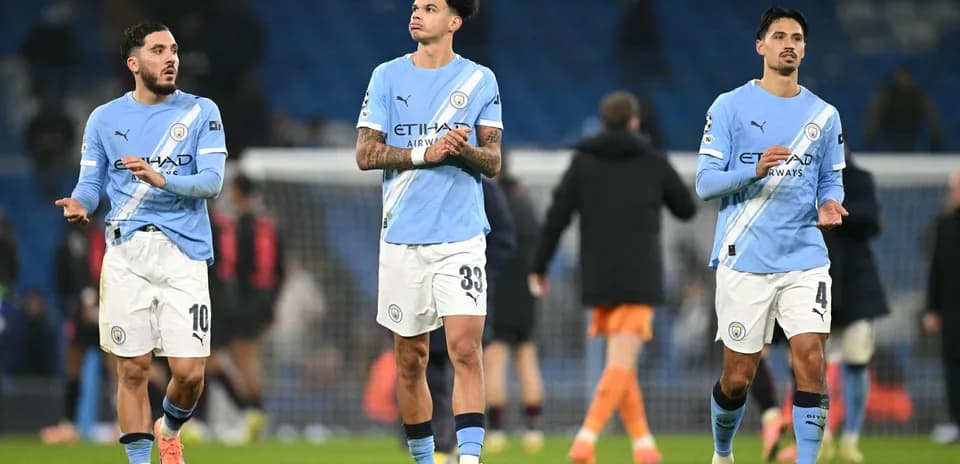Jugadores de Manchester City aplaudiendo tras partido