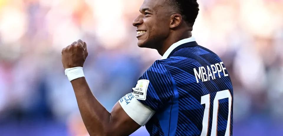 Jugador celebrando un gol con la camiseta de Francia