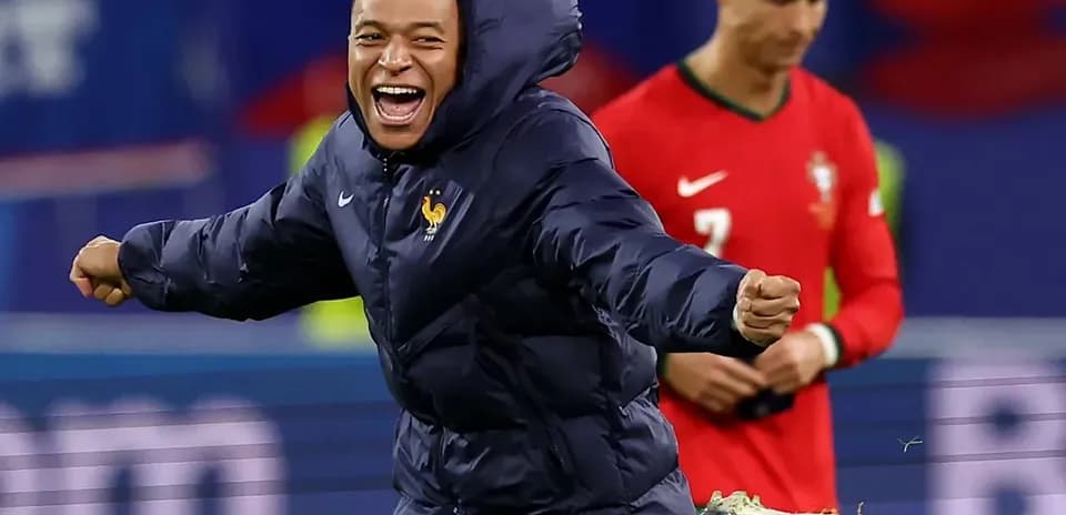 Jugador francés celebrando con chaqueta durante el partido