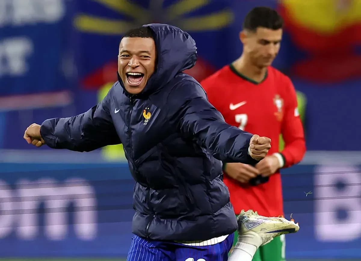 Jugador francés celebrando con chaqueta durante el partido
