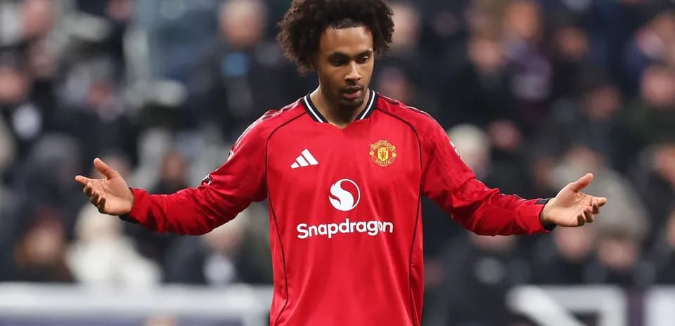 Jugador de Manchester United con gesto en el campo