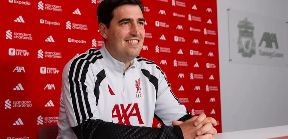 Entrenador sentado en rueda de prensa de Liverpool