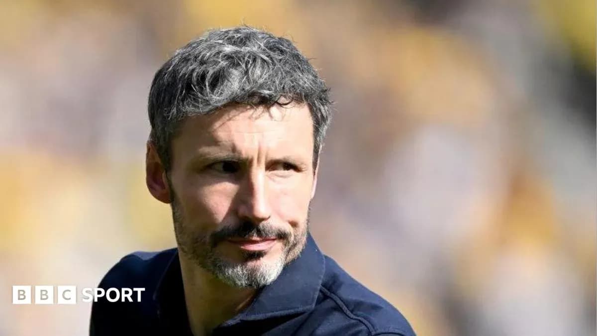 Entrenador observando el campo durante un partido