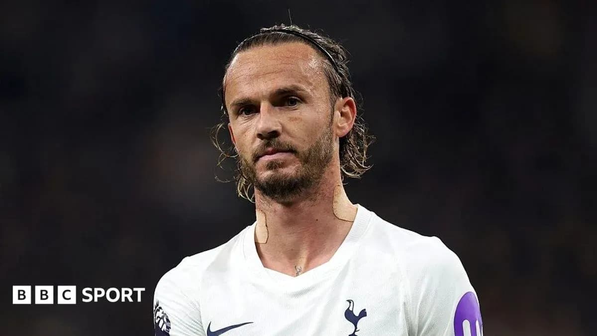 Jugador de Tottenham con vendaje en el cuello