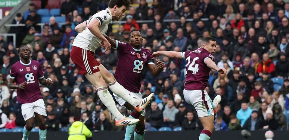 Jugador de Arsenal cabecea el balón en el partido