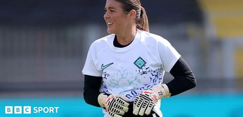 Portera entrenando con guantes y camiseta blanca