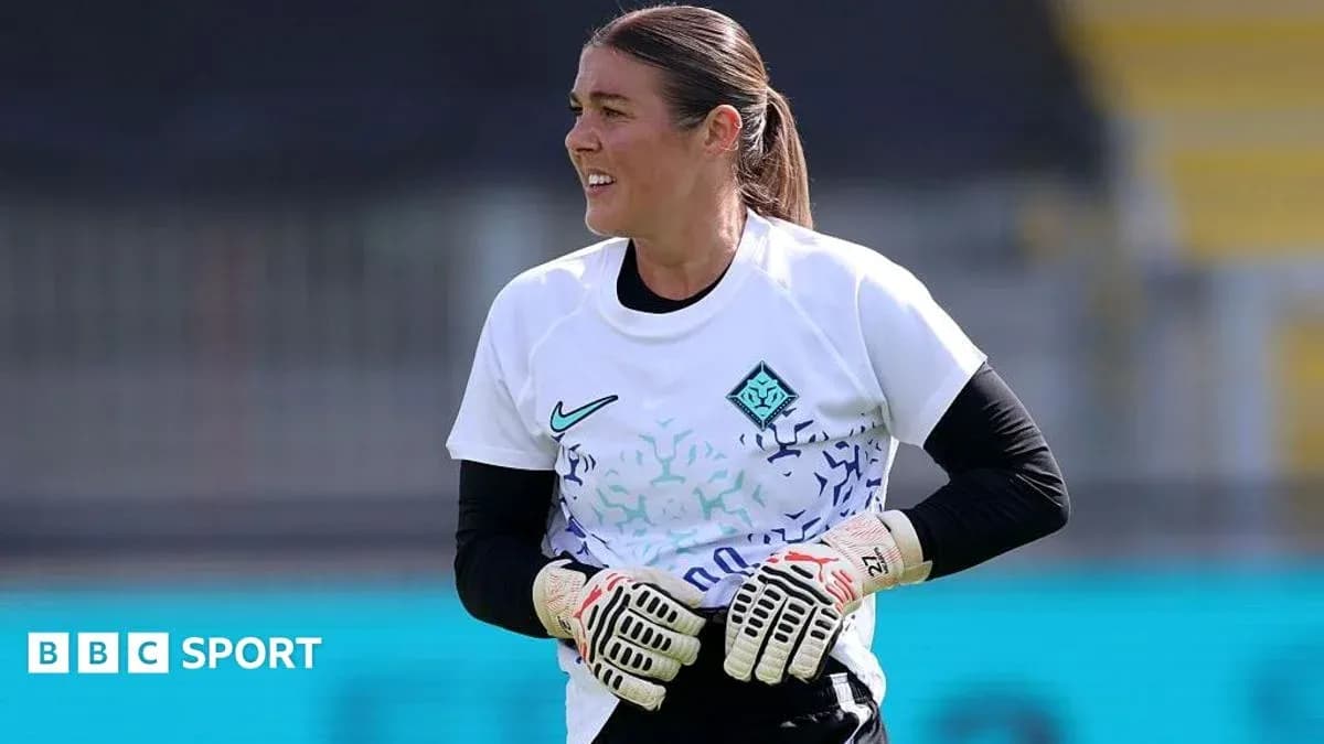 Portera entrenando con guantes y camiseta blanca