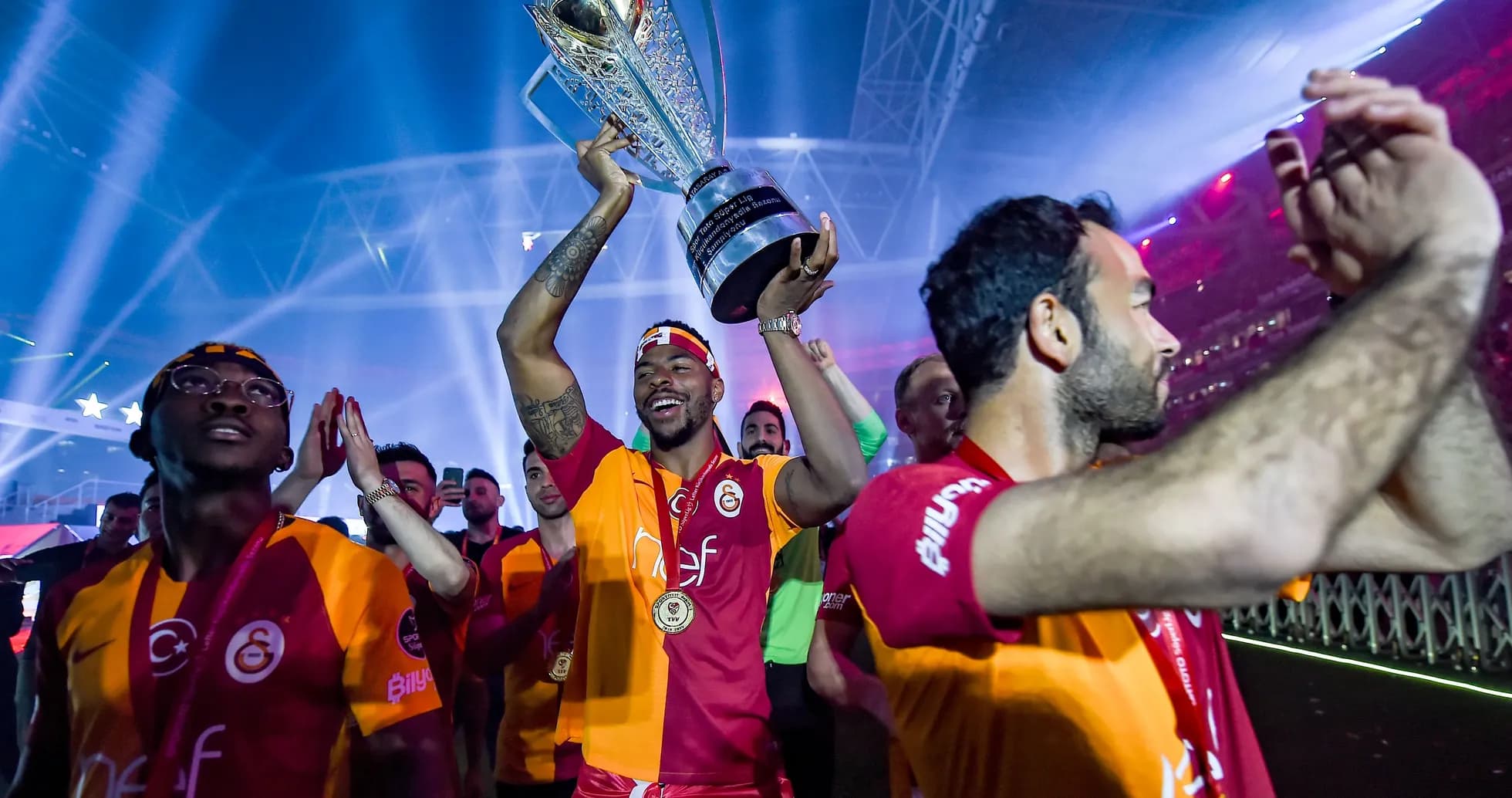 Jugador de Galatasaray levantando el trofeo de campeón