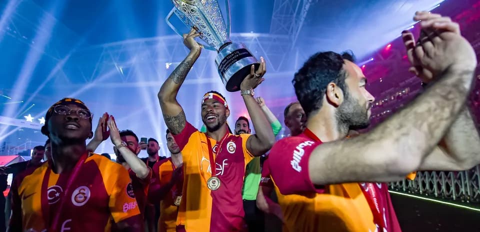 Jugador de Galatasaray levantando el trofeo de campeón