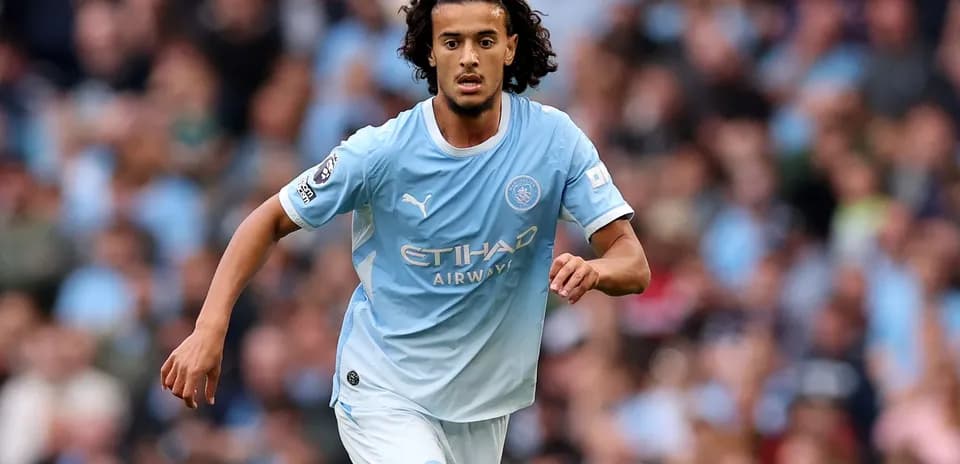 Jugador de Manchester City corriendo durante el partido
