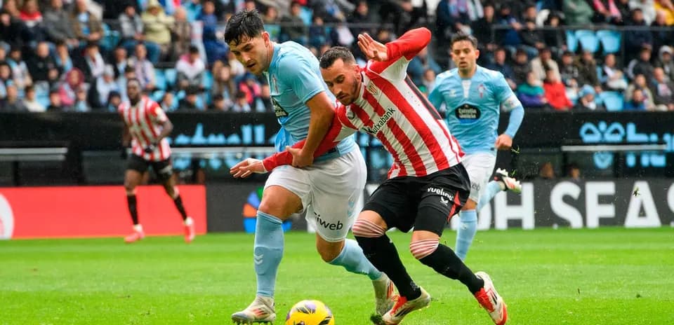 Jugadores compitiendo por el balón en La Liga