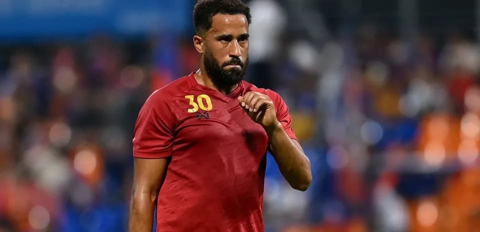Jugador con camiseta roja en el campo de fútbol