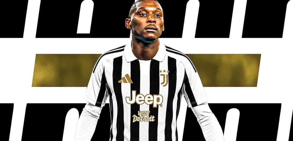 Jugador de Juventus en camiseta a rayas blancas y negras