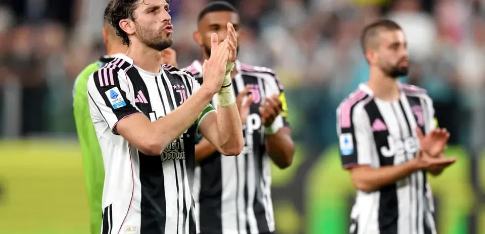Jugadores de la Juventus aplaudiendo a la afición