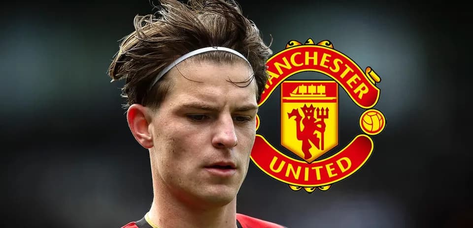 Jugador con camiseta negra y roja con logo de Manchester United