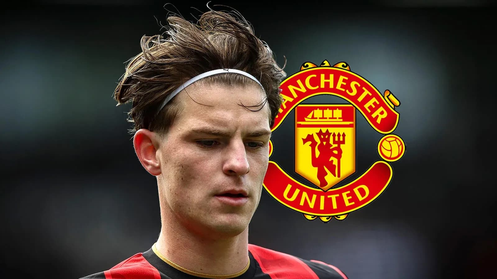 Jugador con camiseta negra y roja con logo de Manchester United