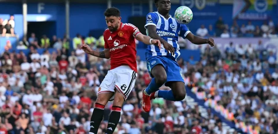 Jugador de Manchester United y Brighton luchando por el balón
