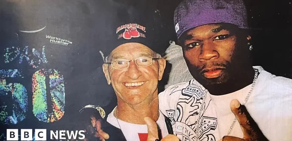 Dos hombres posando juntos con gestos de celebración