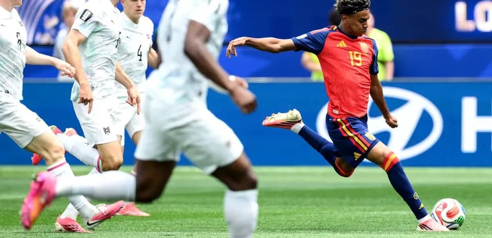 Jugador español disparando a puerta
