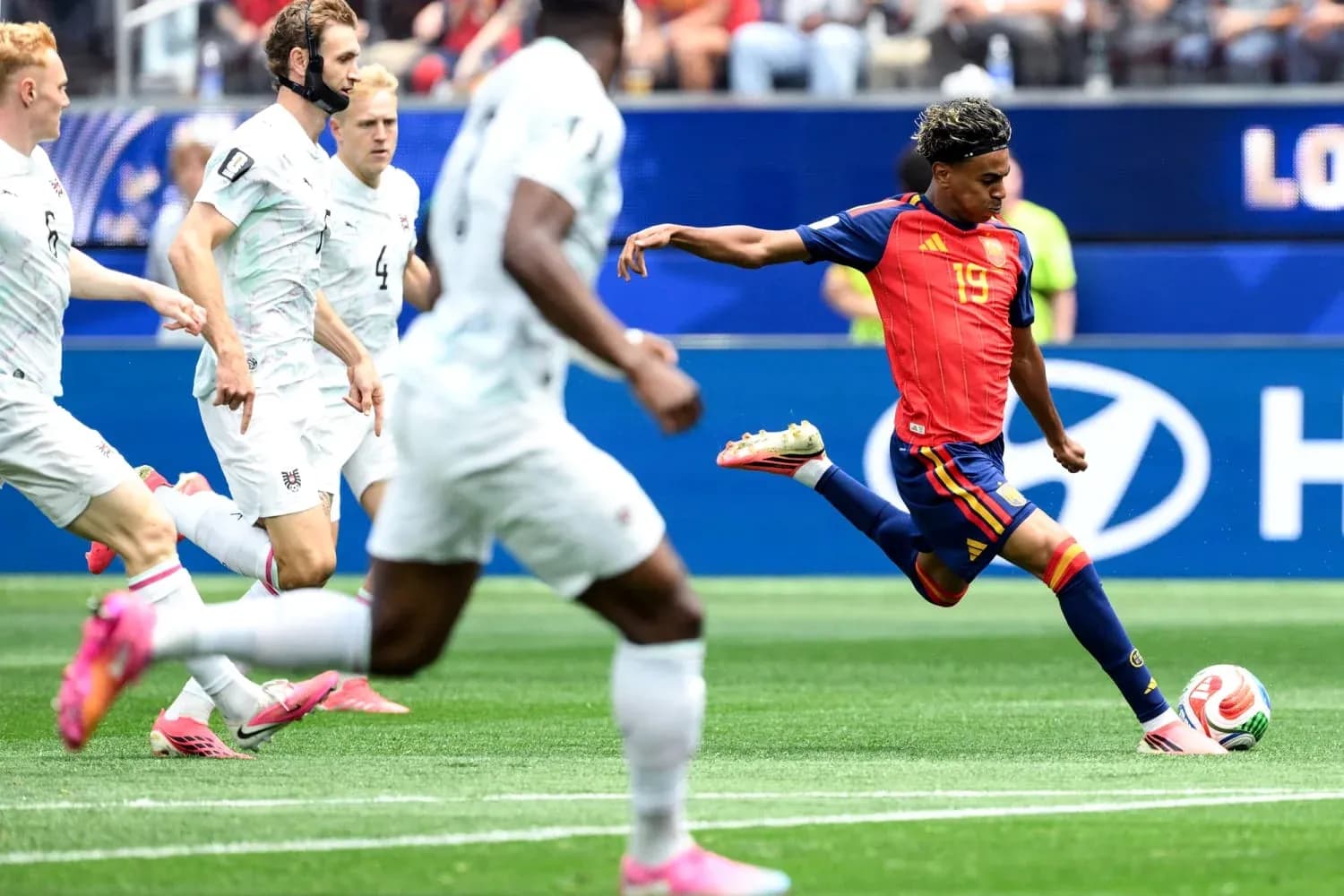 Jugador español disparando a puerta