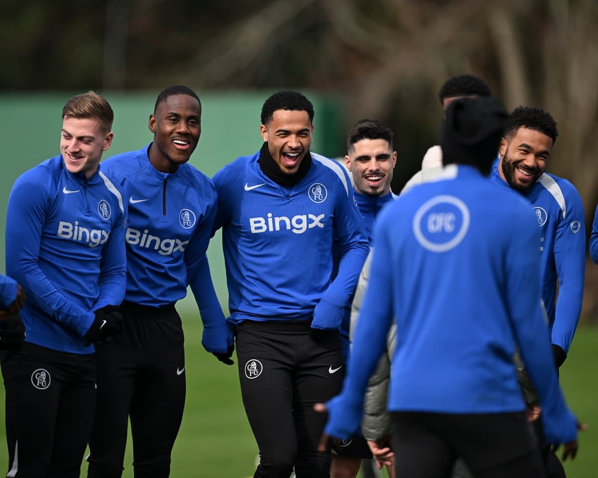 Jugadores de Chelsea FC riendo durante entrenamiento