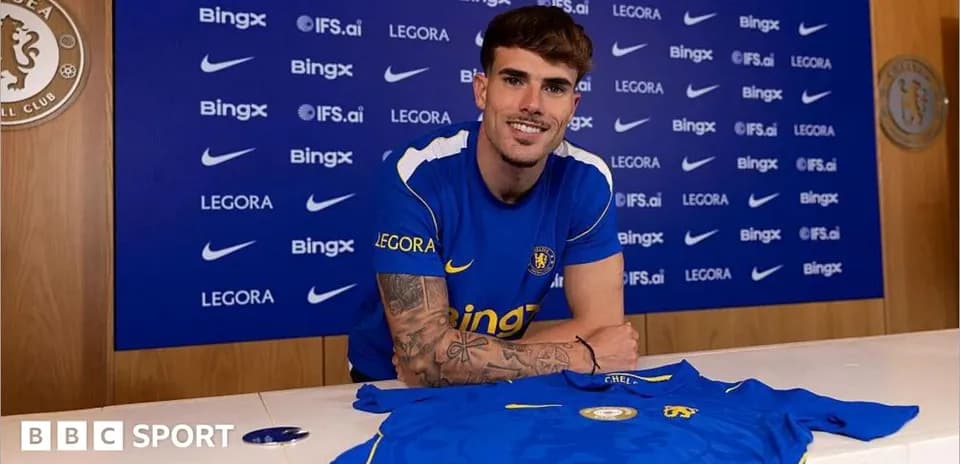 Jugador posando con camiseta del Chelsea en presentación