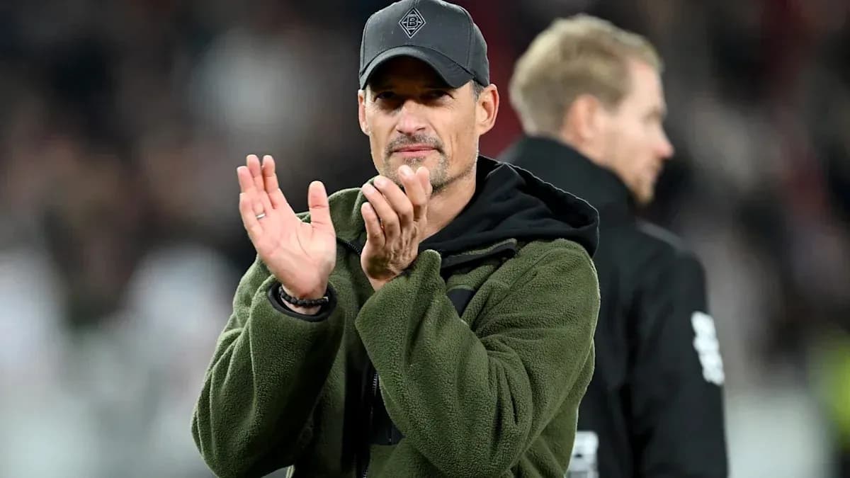 Entrenador aplaudiendo en el estadio durante partido