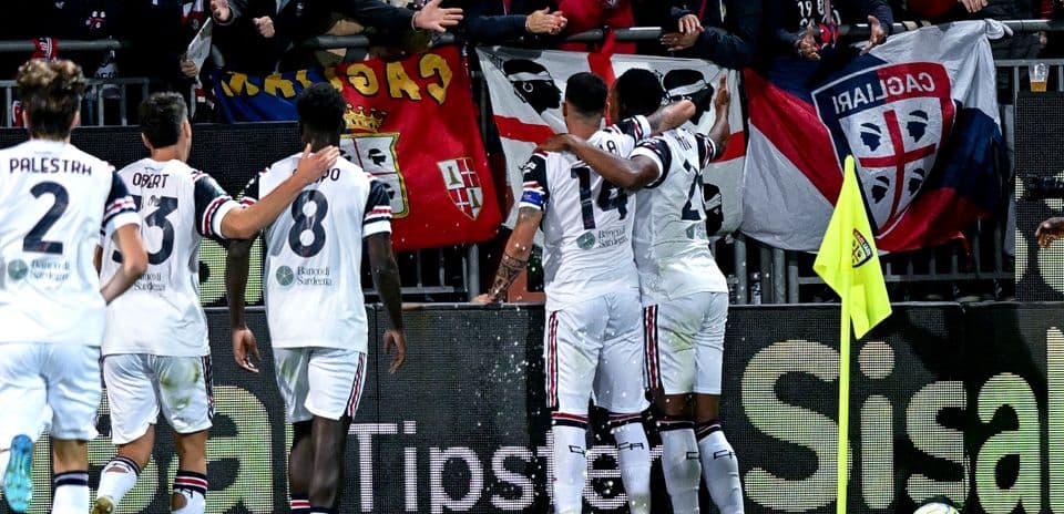 Celebración de gol de Cagliari con aficionados