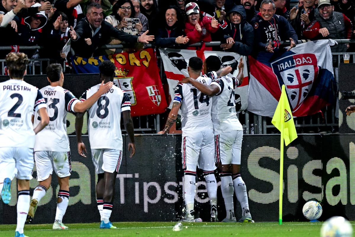 Celebración de gol de Cagliari con aficionados