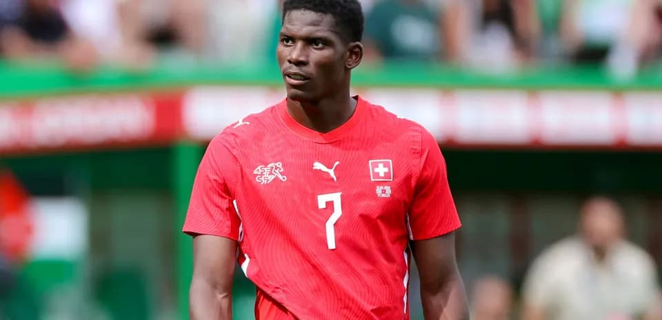Jugador de Suiza con camiseta roja en el campo