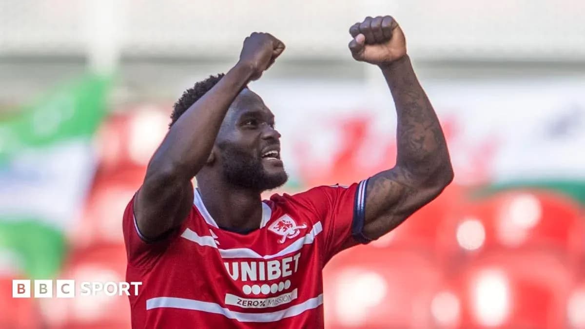 Jugador celebrando con los brazos en alto