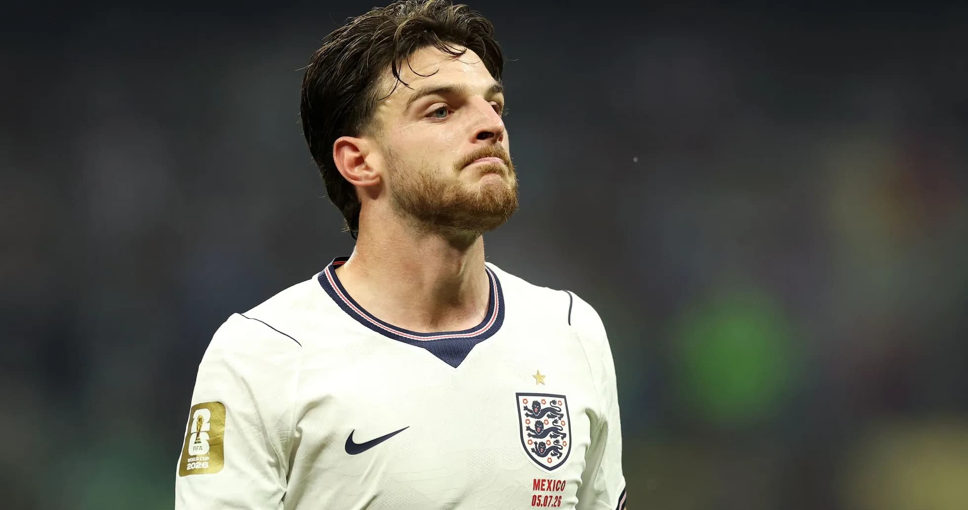 Jugador de Inglaterra con camiseta blanca en el campo