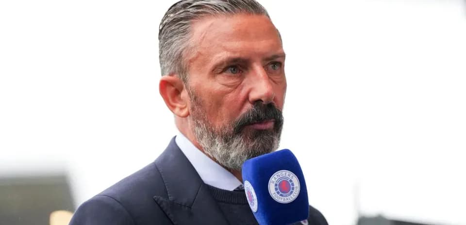 Hombre hablando en micrófono en evento deportivo