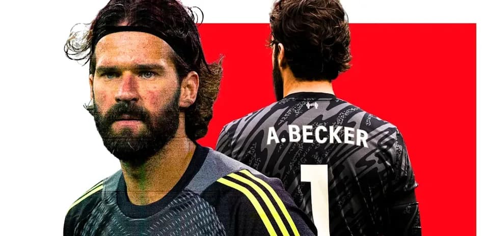 Portero de Liverpool con camiseta negra y barba
