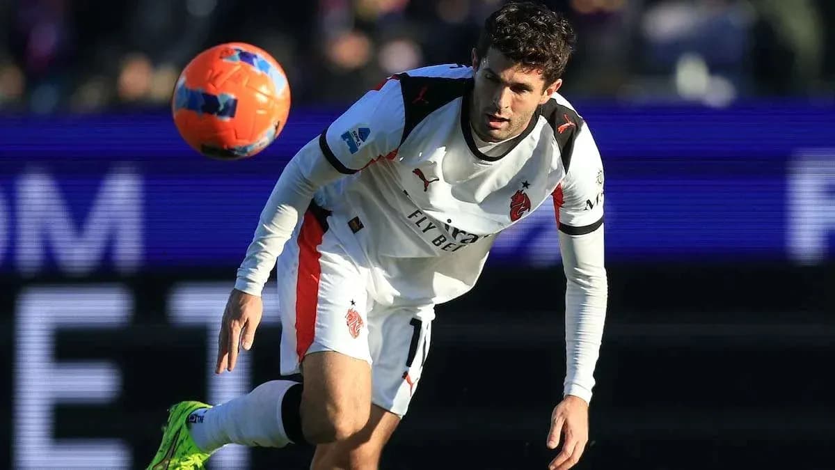 Jugador intentando controlar el balón durante partido