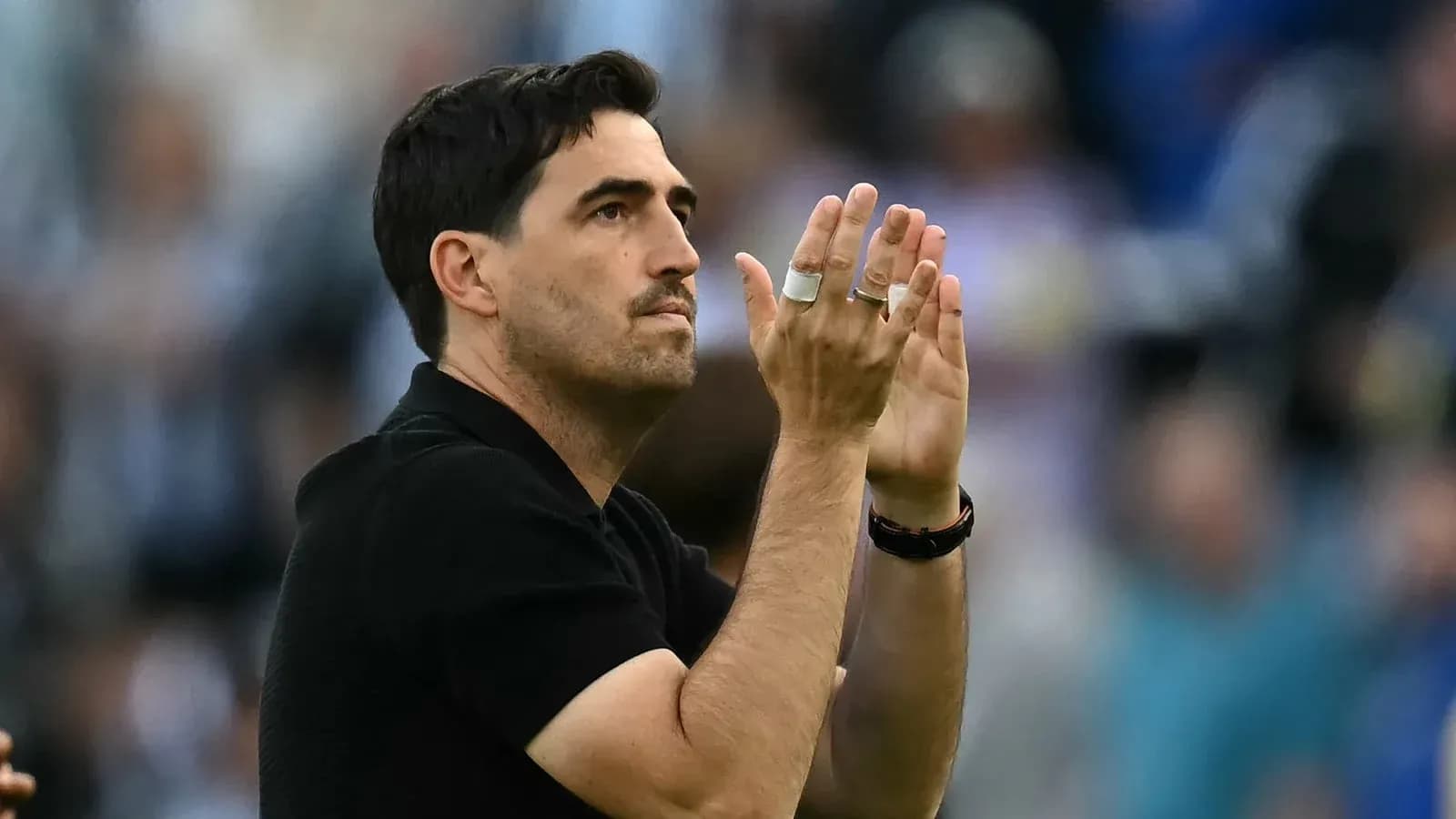 Entrenador aplaudiendo desde la línea de banda