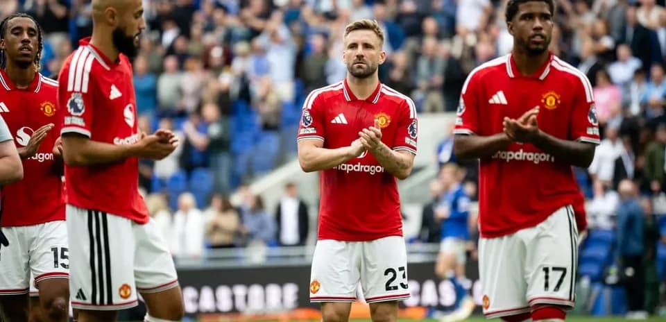 Jugadores de Manchester United aplaudiendo tras el partido