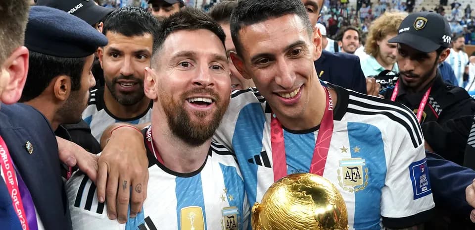 Messi y Di María celebrando con la copa del mundo