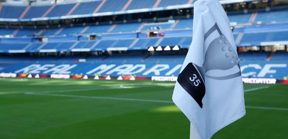 Esquina del campo en estadio del Real Madrid