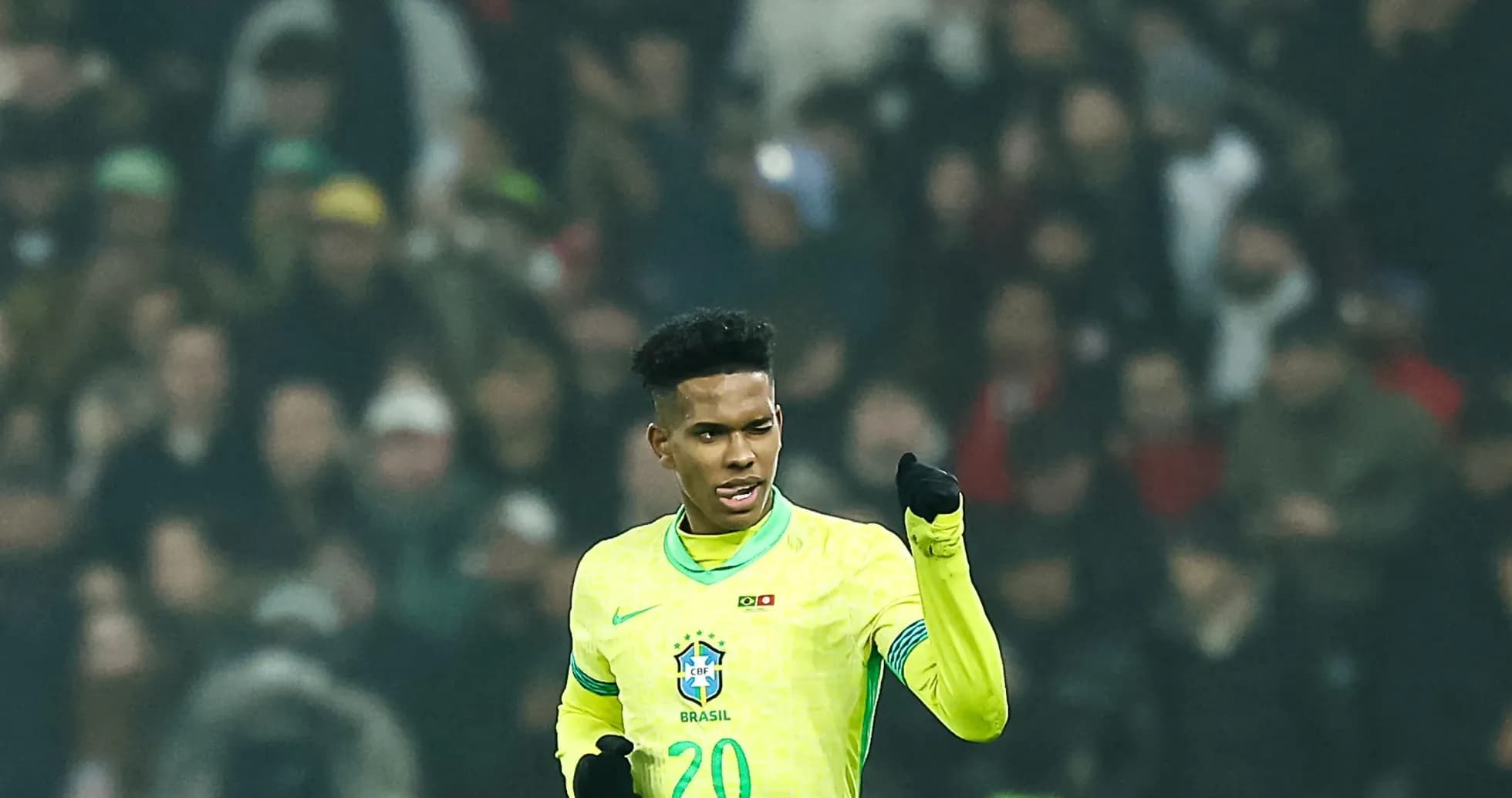 Jugador de Brasil señalando durante el partido